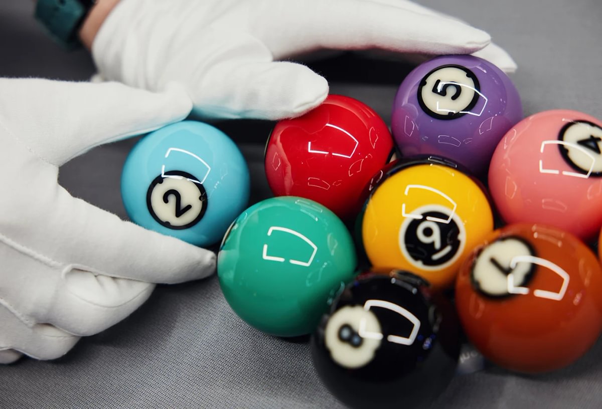 Dynaspheres Titan 572 pool ball set in presentation box